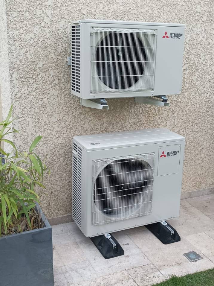Modules extérieurs sur un mur en crépis