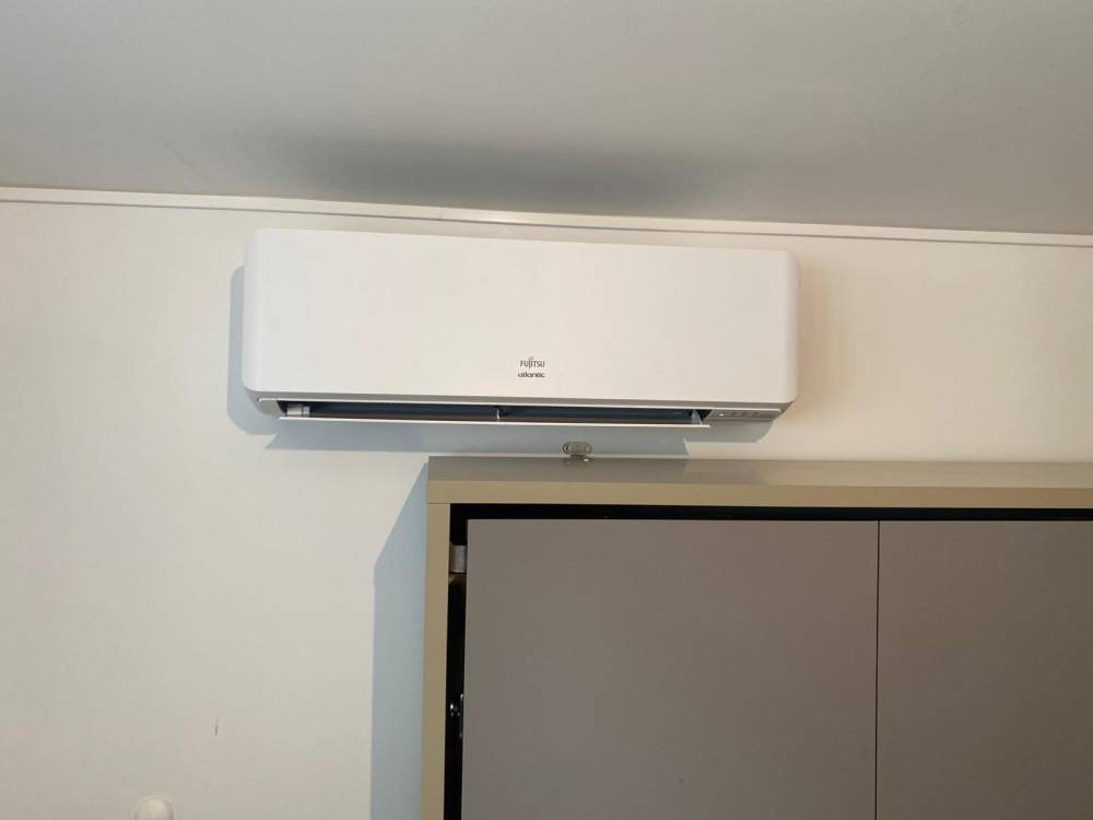 Clim sur un mur au dessus d'une double porte