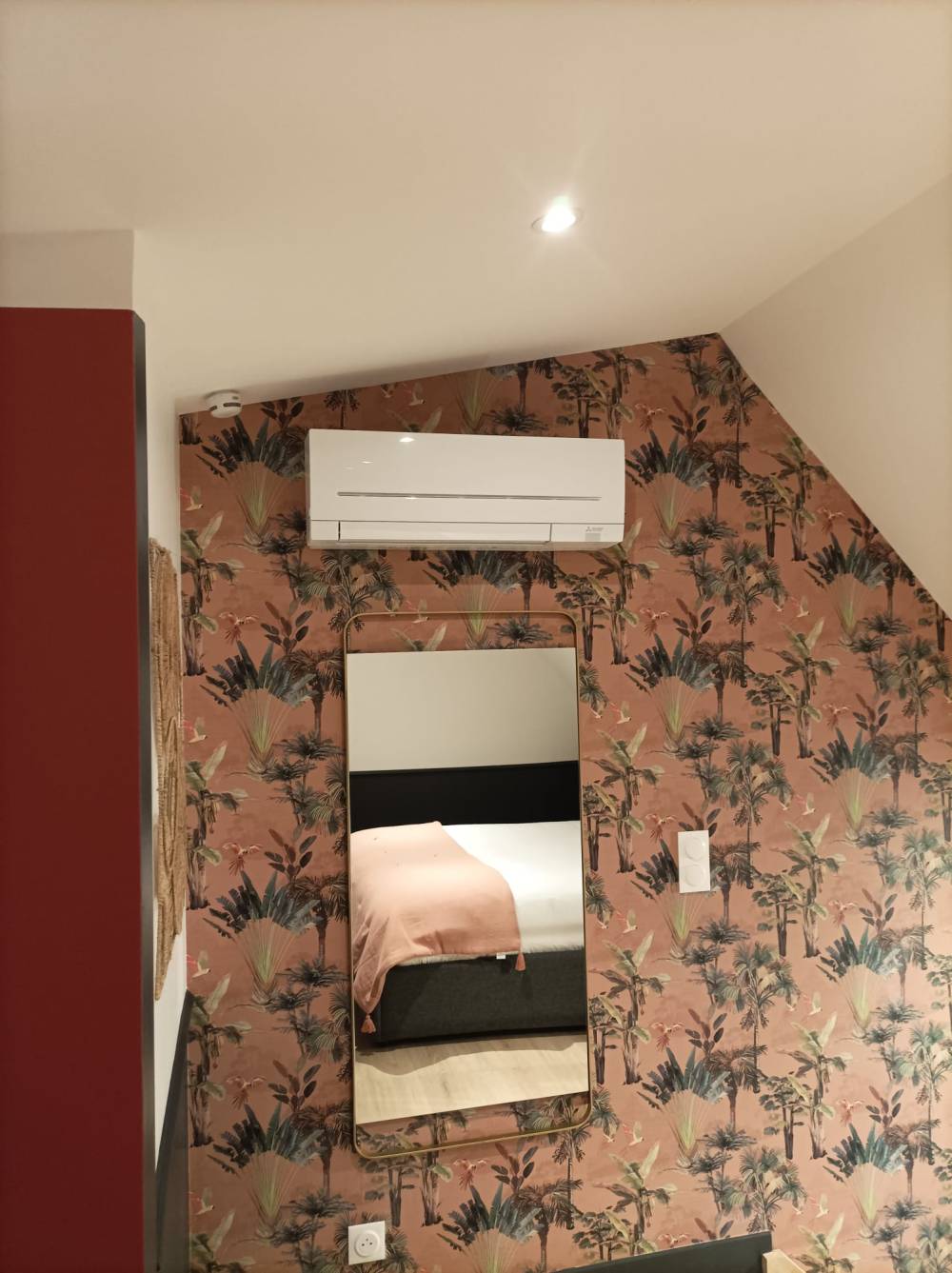 Climatiseur sur un mur avec papier peint